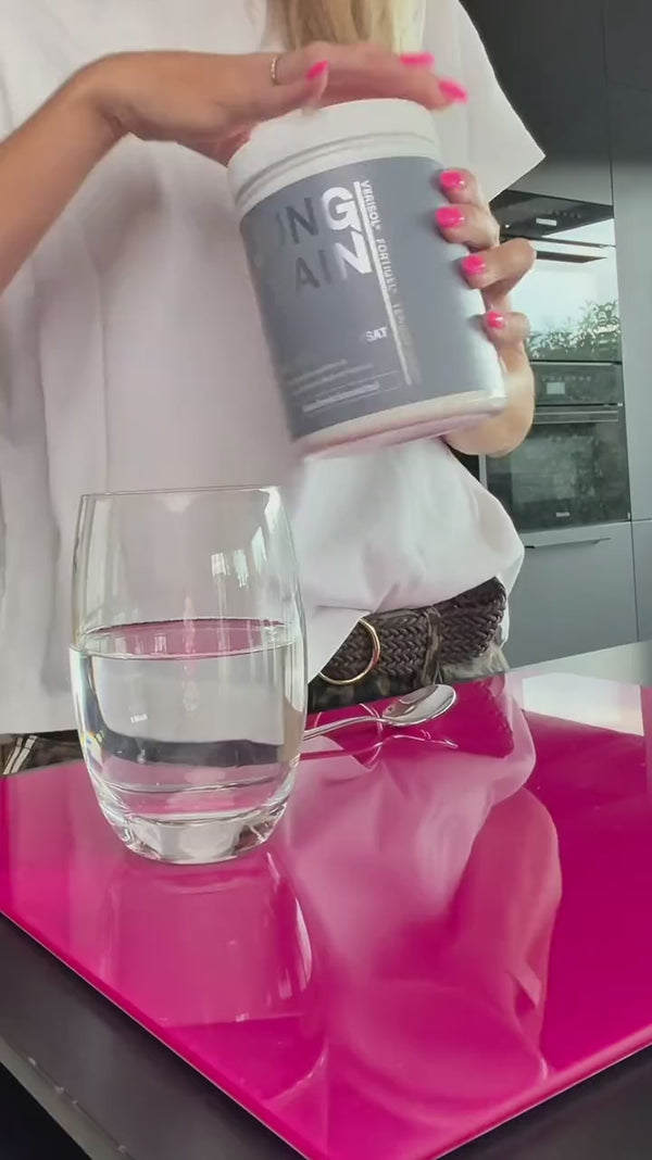 JUNGSAIN Kollagen Pulver geschmacksneutral, eingerührt in ein Glas Wasser
